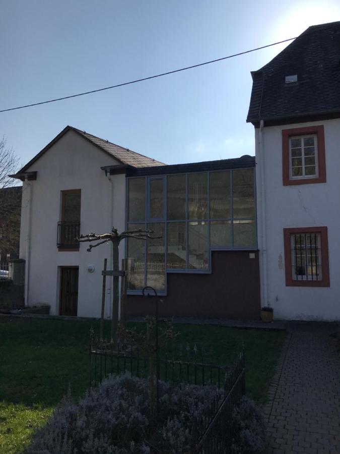Ferienwohnung Altes Pfarrhaus Mit Flair Und Moselblick Brauneberg Exterior foto